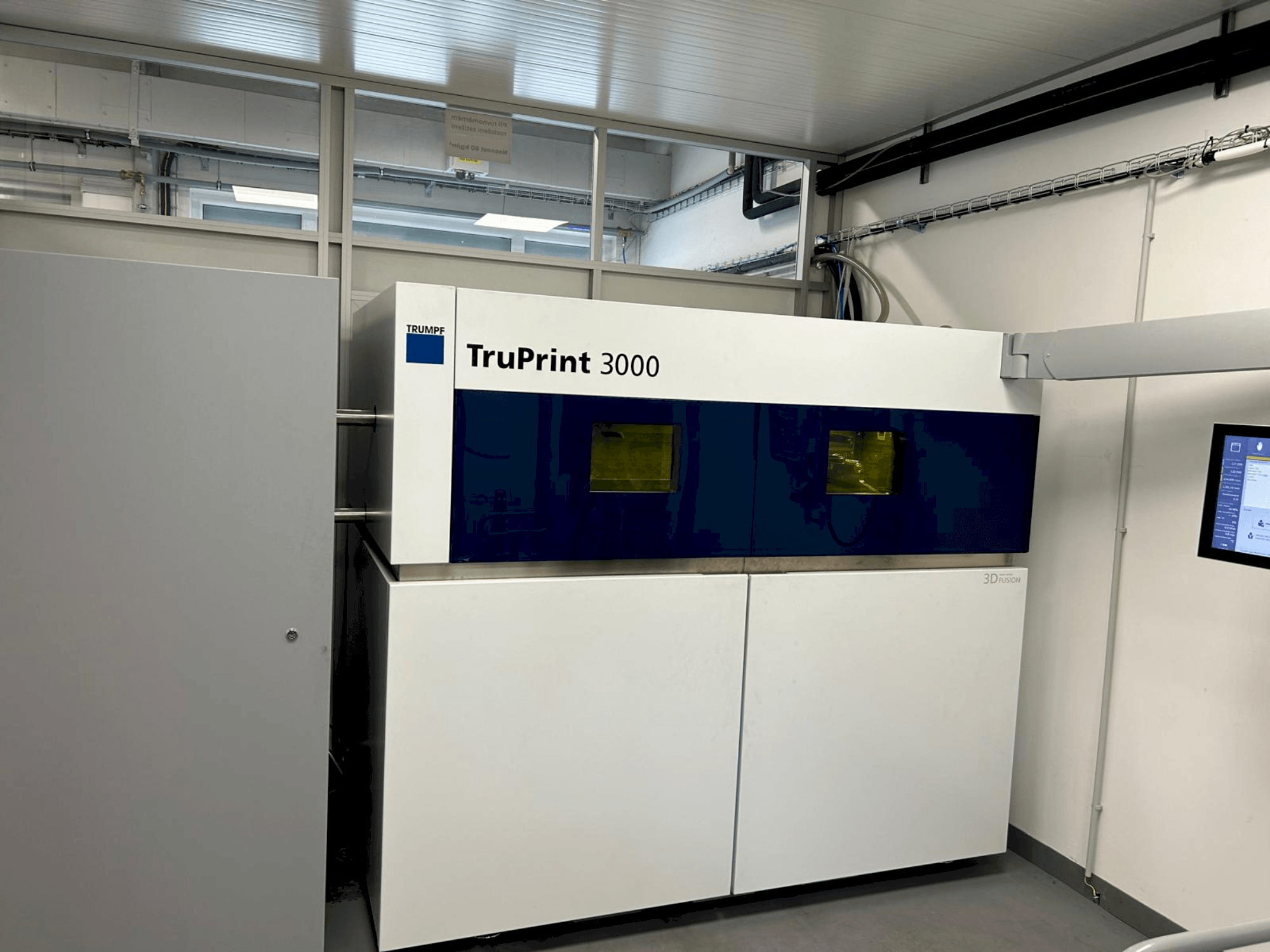 Vue de face de la machine TRUMPF TruPrint 3000