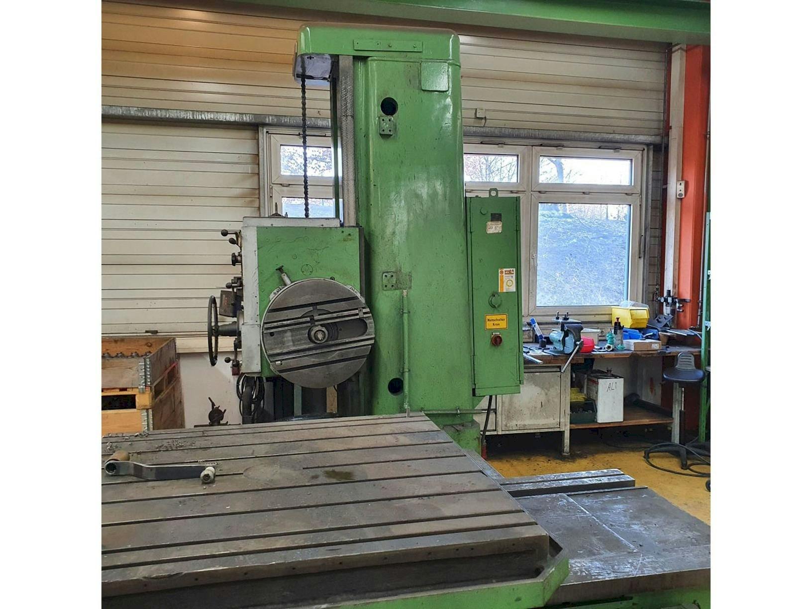 Vue de face de la machine TOS Bohrwerk W 100