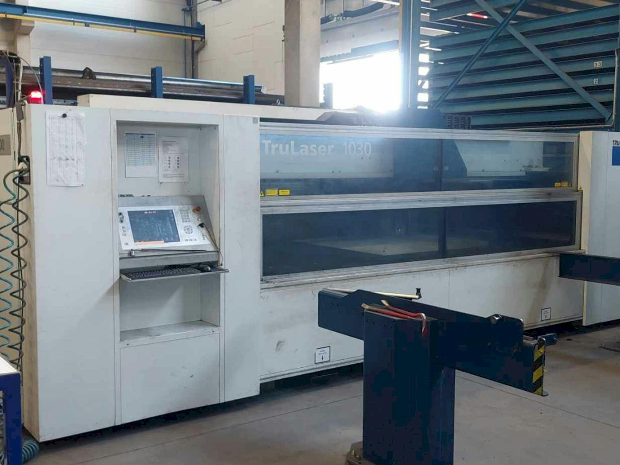 Vue de face de la machine Trumpf TruLaser 1030