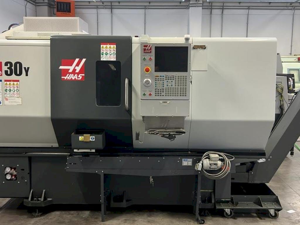 Vue de face de la machine HAAS DS30Y