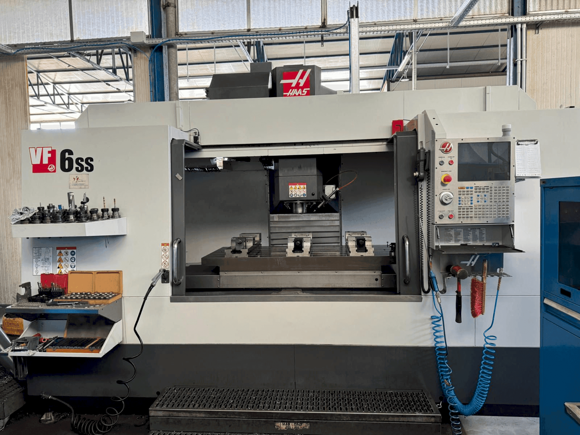 Vue de face de la machine HAAS VF-6SS