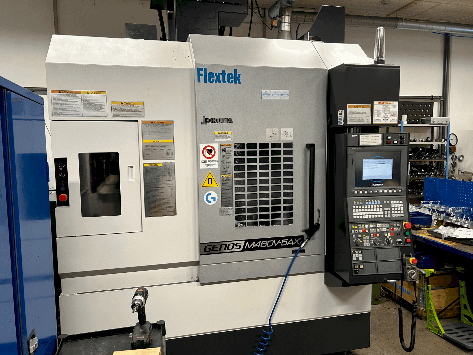 Vue de face de la machine Okuma GENOS M460V-5AX