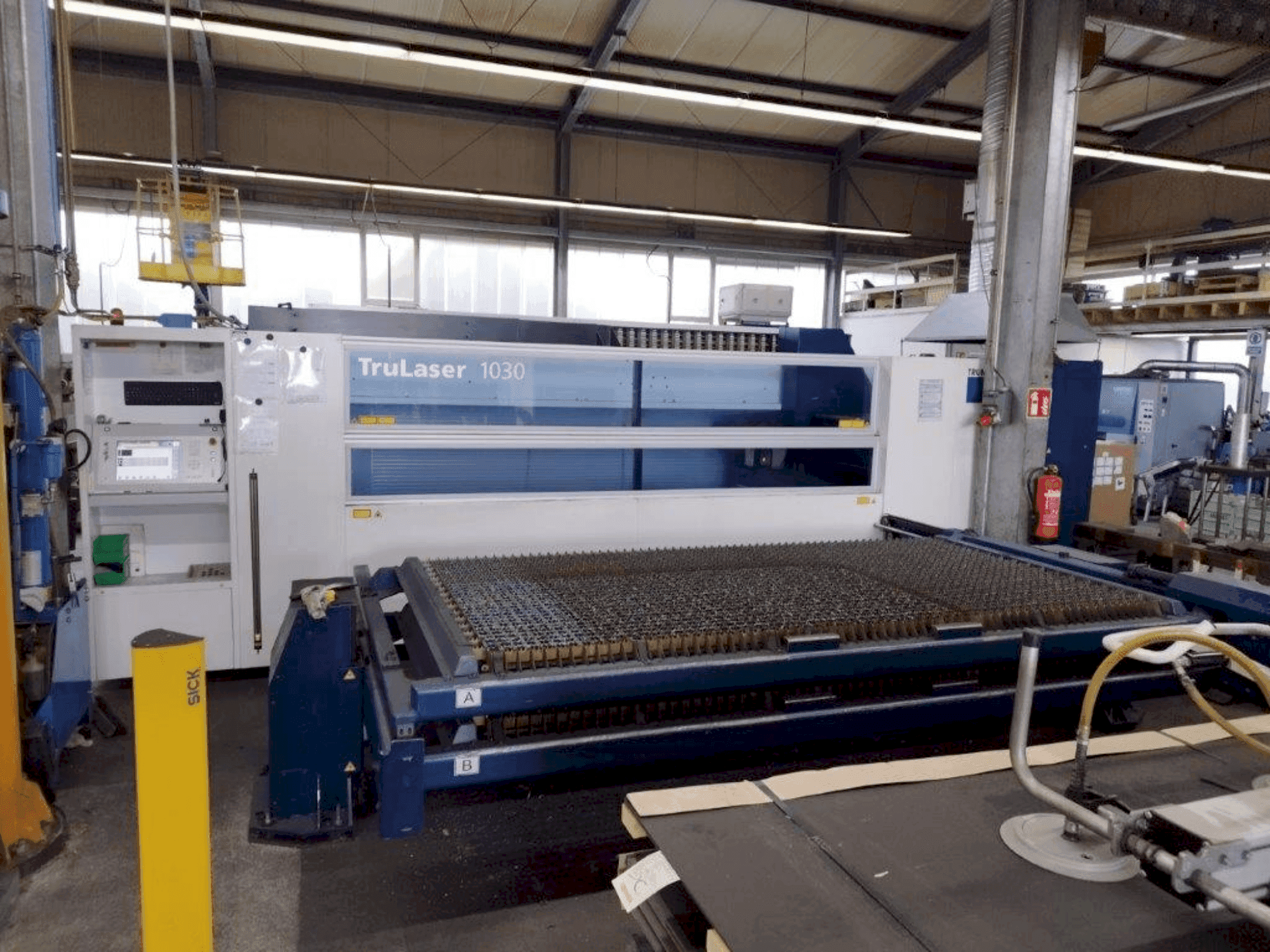 Vue de face de la machine TRUMPF TruLaser 1030