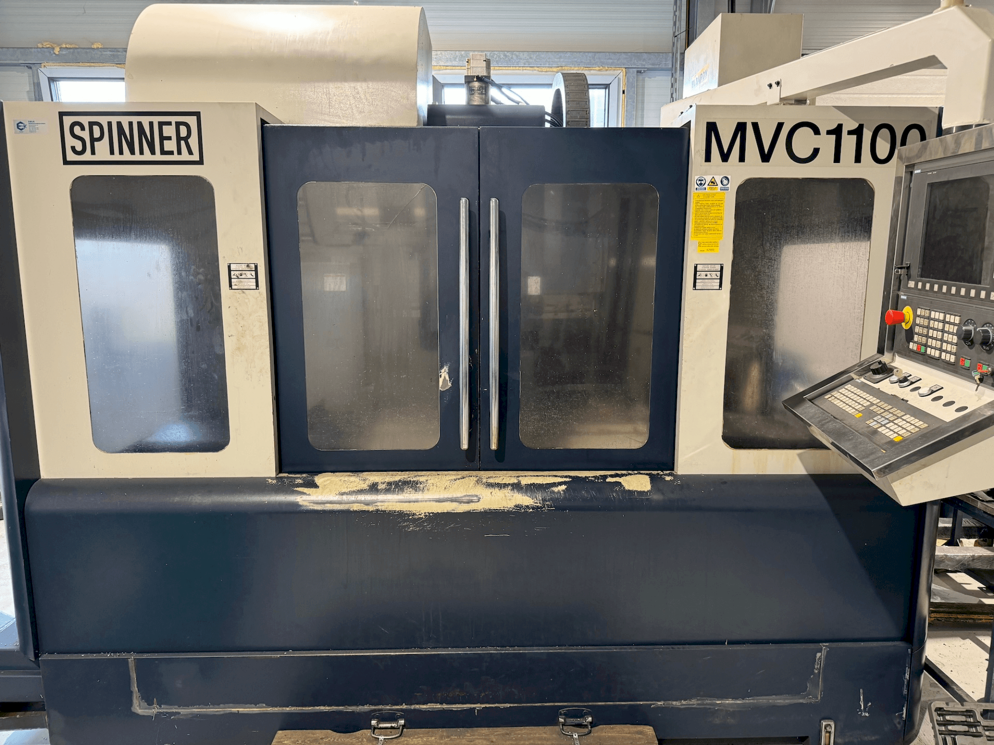 Vue de face de la machine SPINNER SPINNER VMC 1100