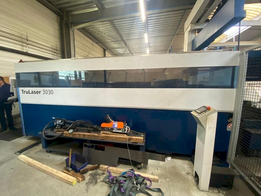 Vue de face de la machine Trumpf Trulaser 3030 L20