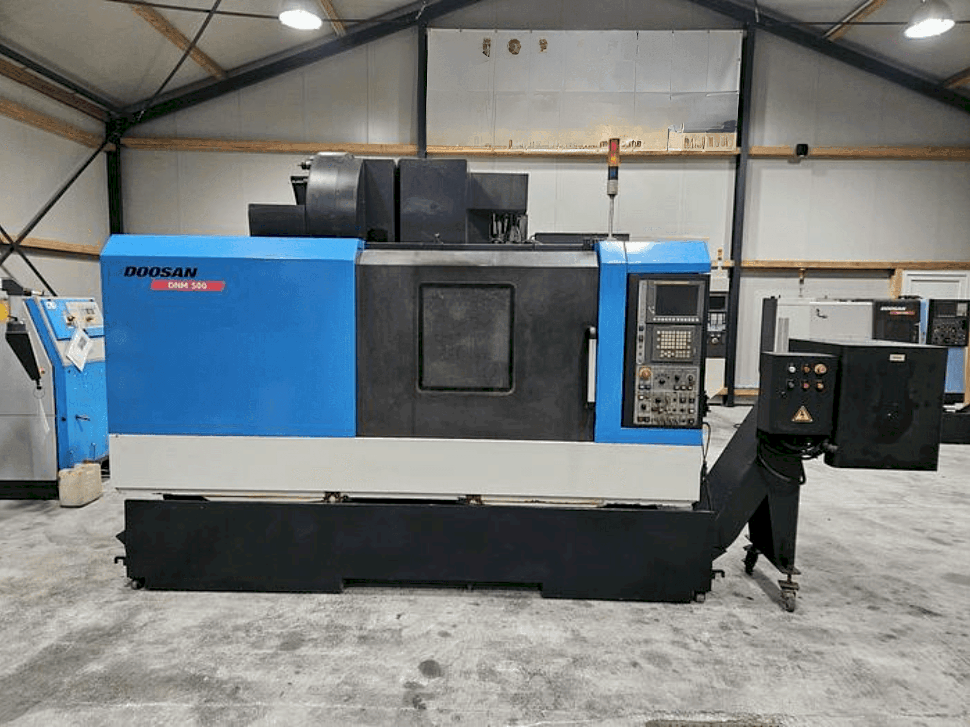 Vue de face de la machine DOOSAN DNM 500