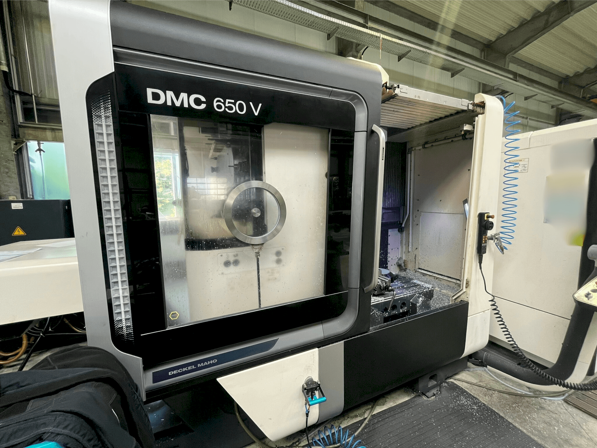 Vue de face de la machine DMG MORI DMC 650 V