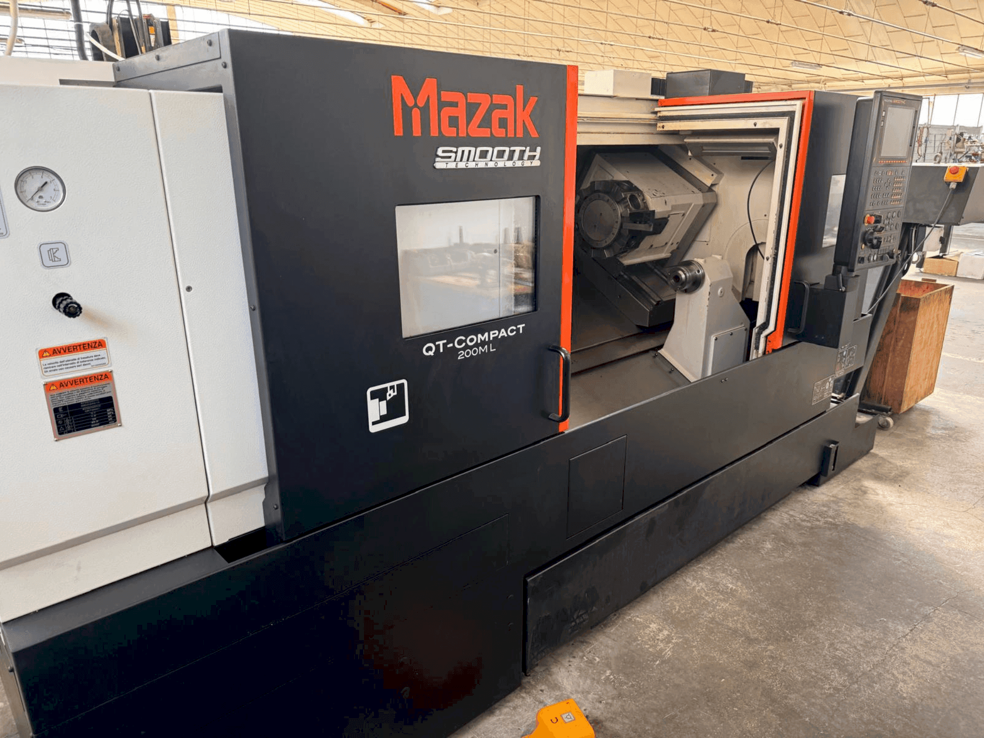 Vue de face de la machine Mazak QT COMPACTG 200ML