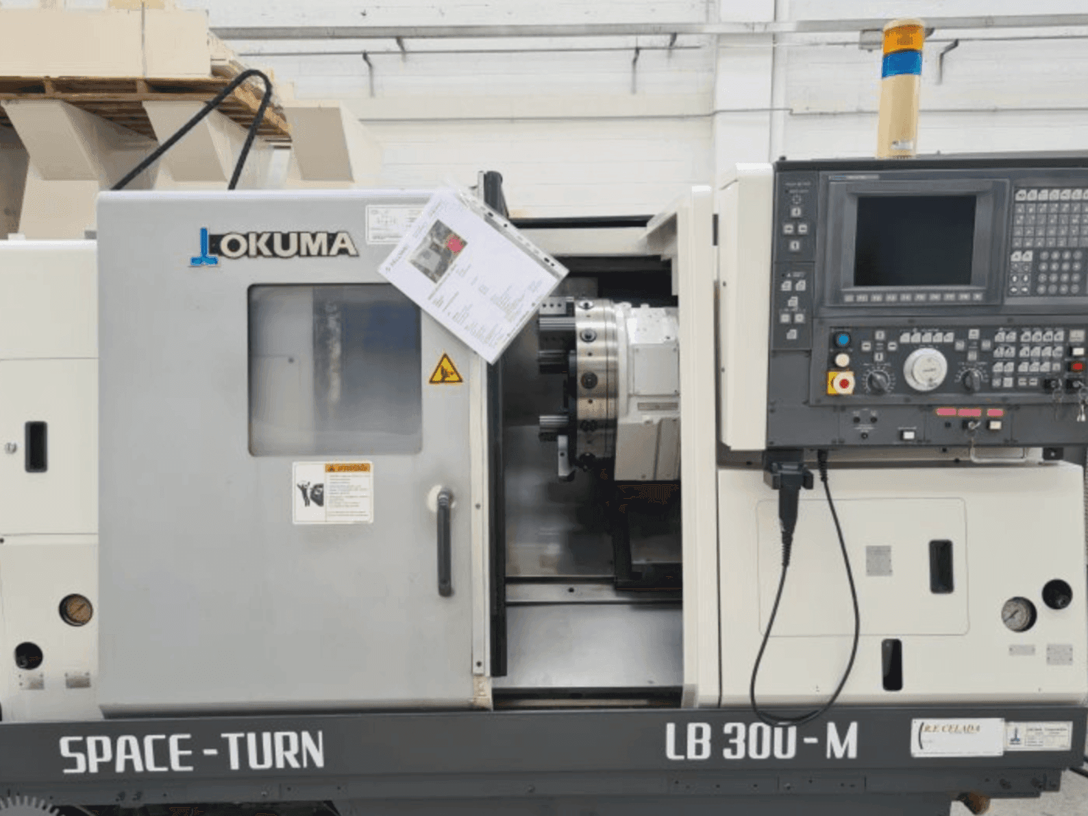 Vue de face de la machine Okuma LB 300