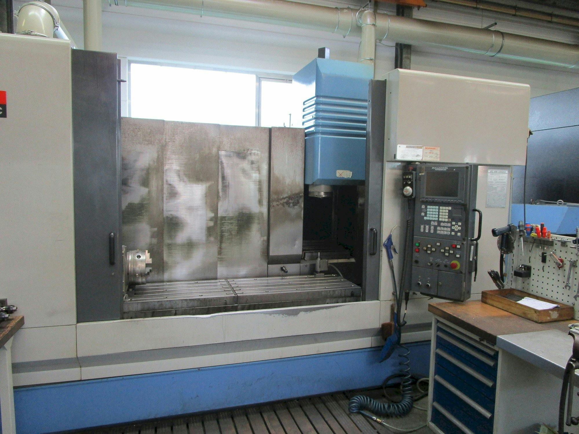 Vue de face de la machine Mazak VTC 200 C