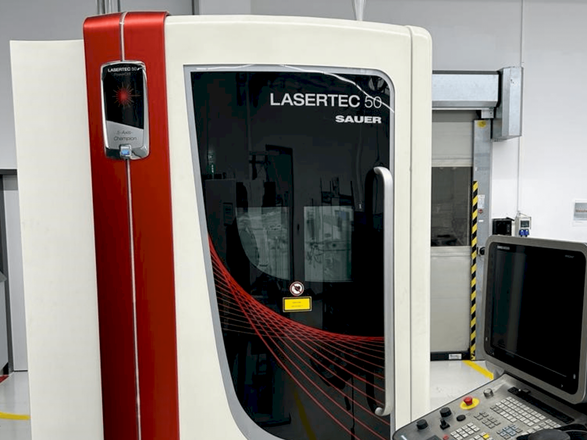 Vue de face de la machine DMG SAUER  LASERTEC 50