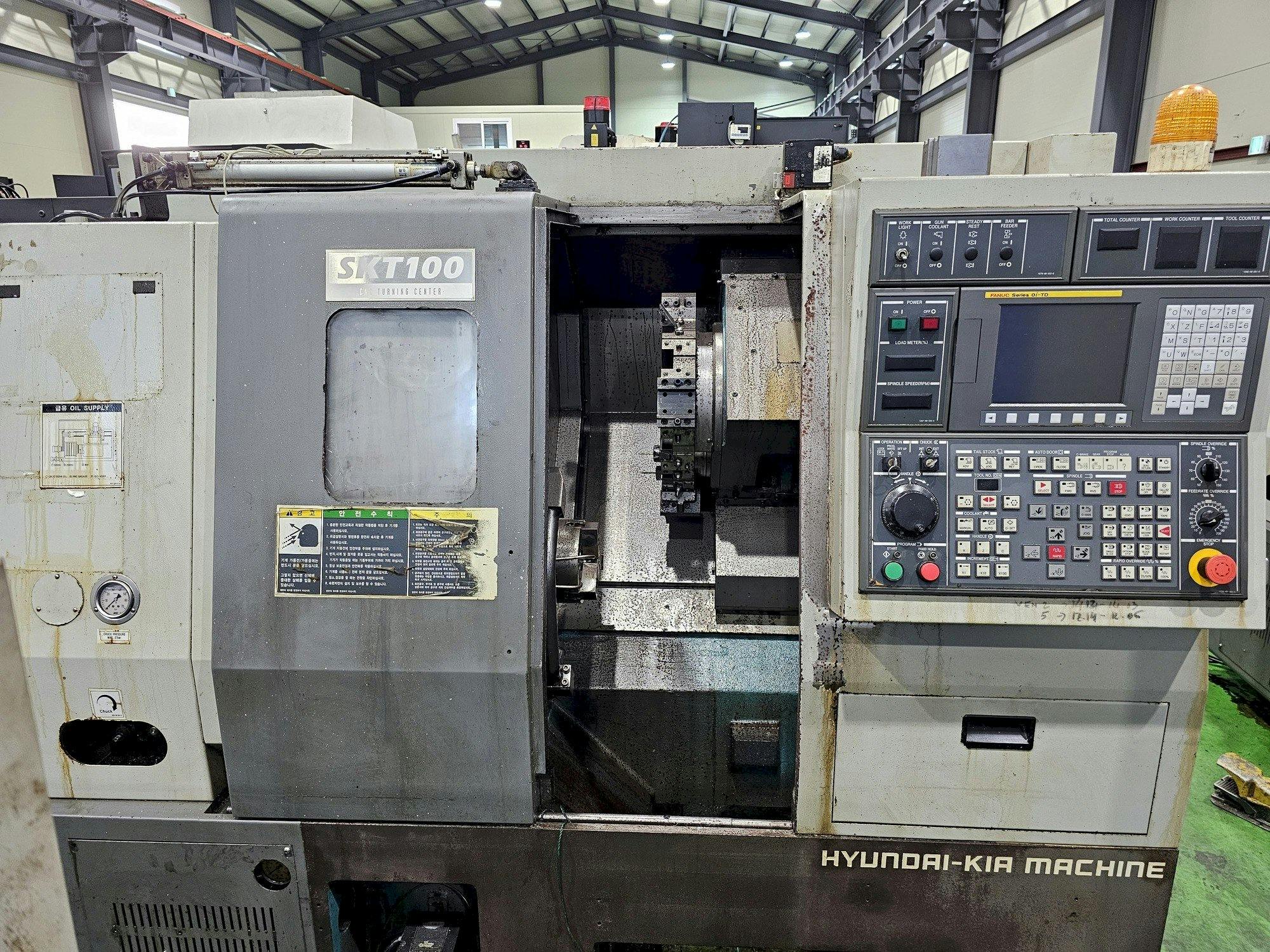 Vue de face de la machine Hyundai Wia Wia SKT100