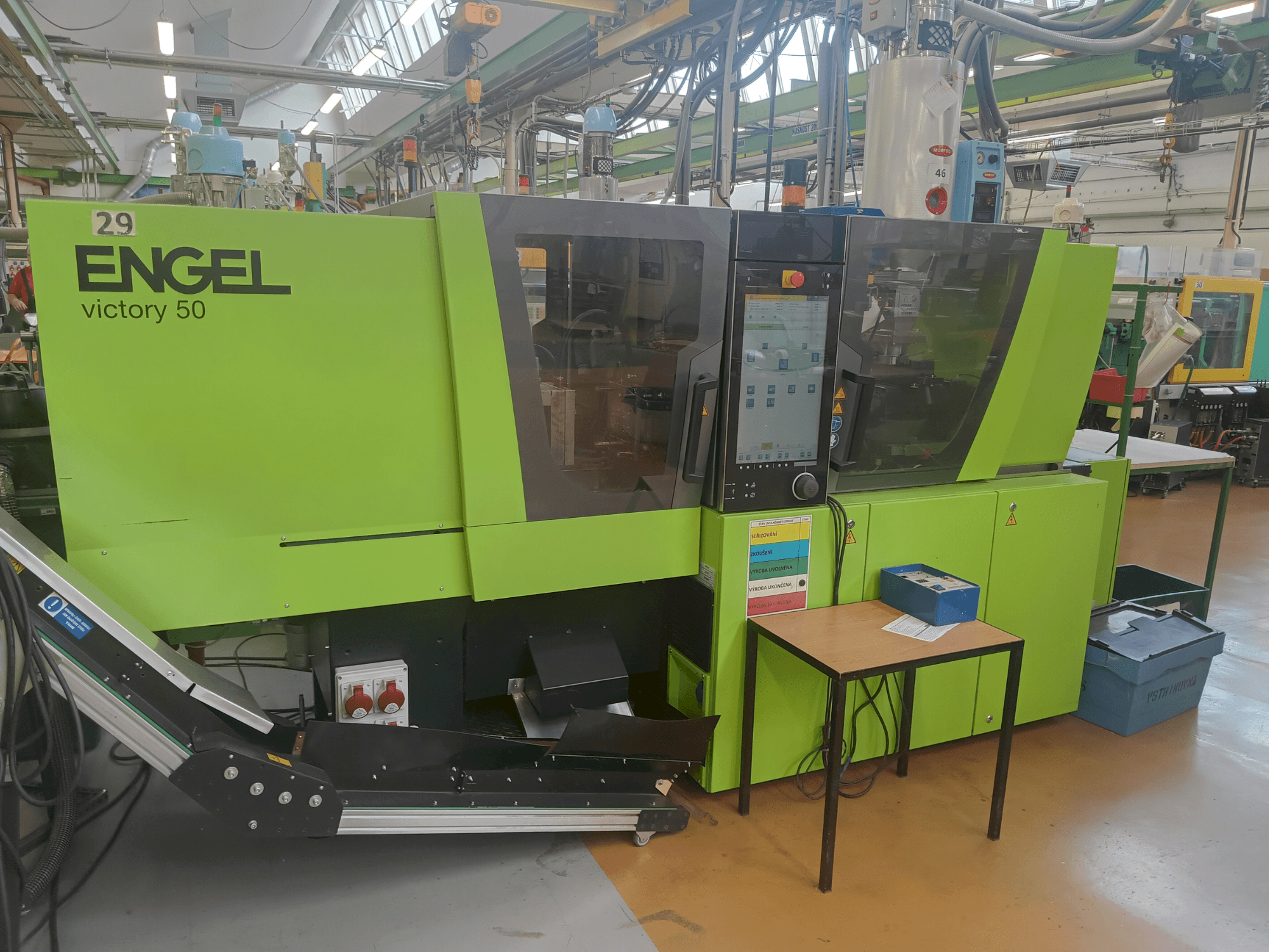 Vue de face de la machine Engel Victory 200/50 spex