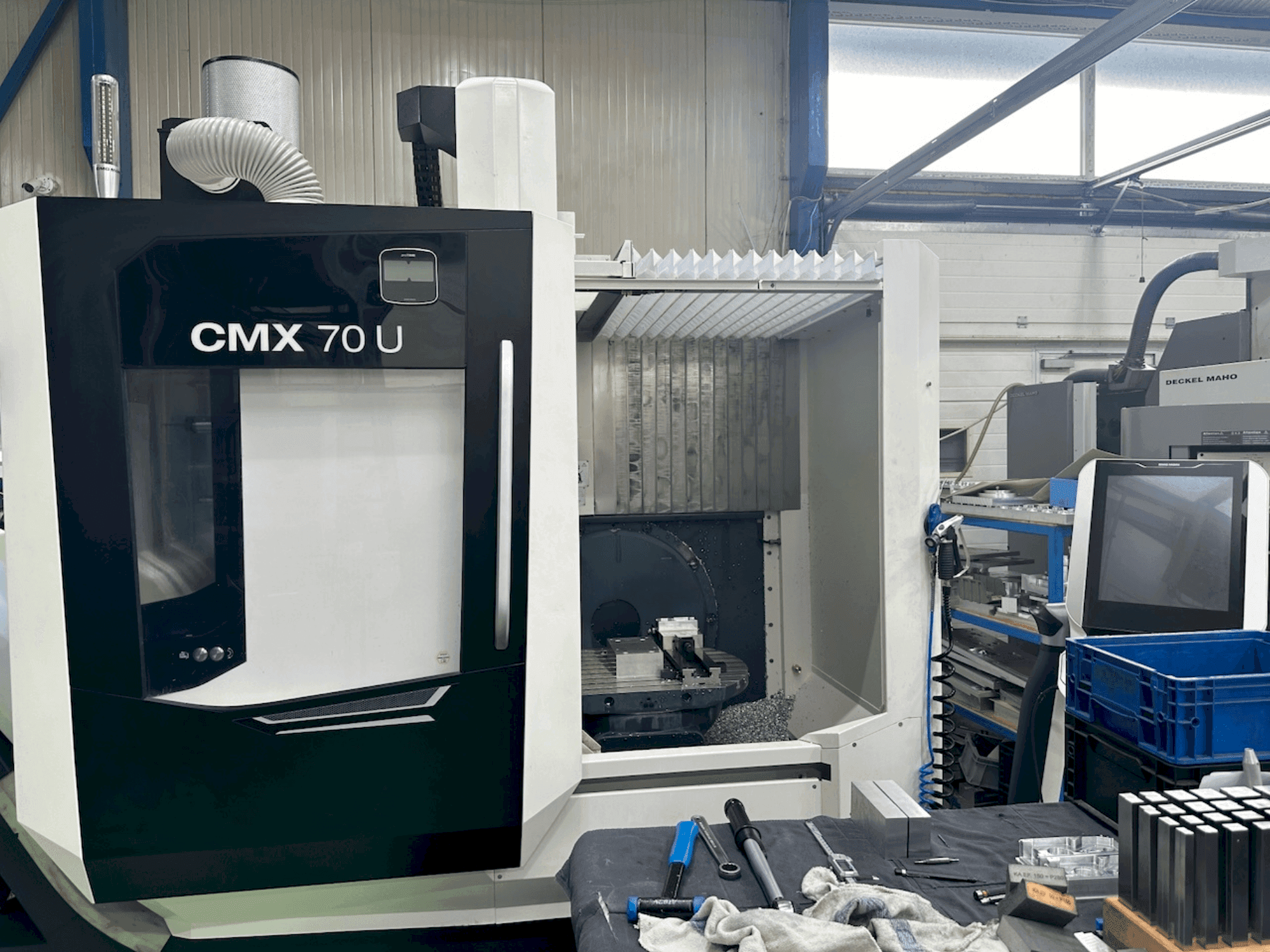 Vue de face de la machine DMG MORI CMX 70 U