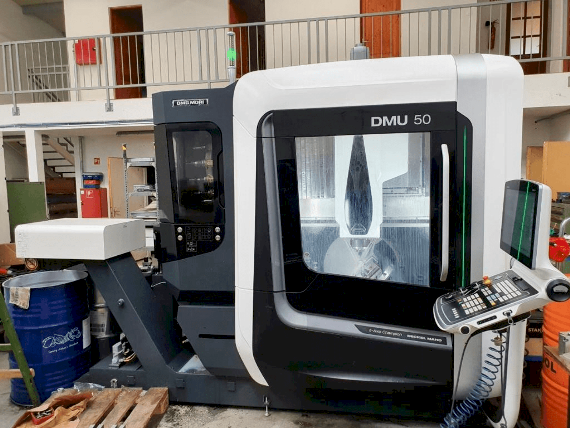 Vue de face de la machine DMG MORI DMU 50