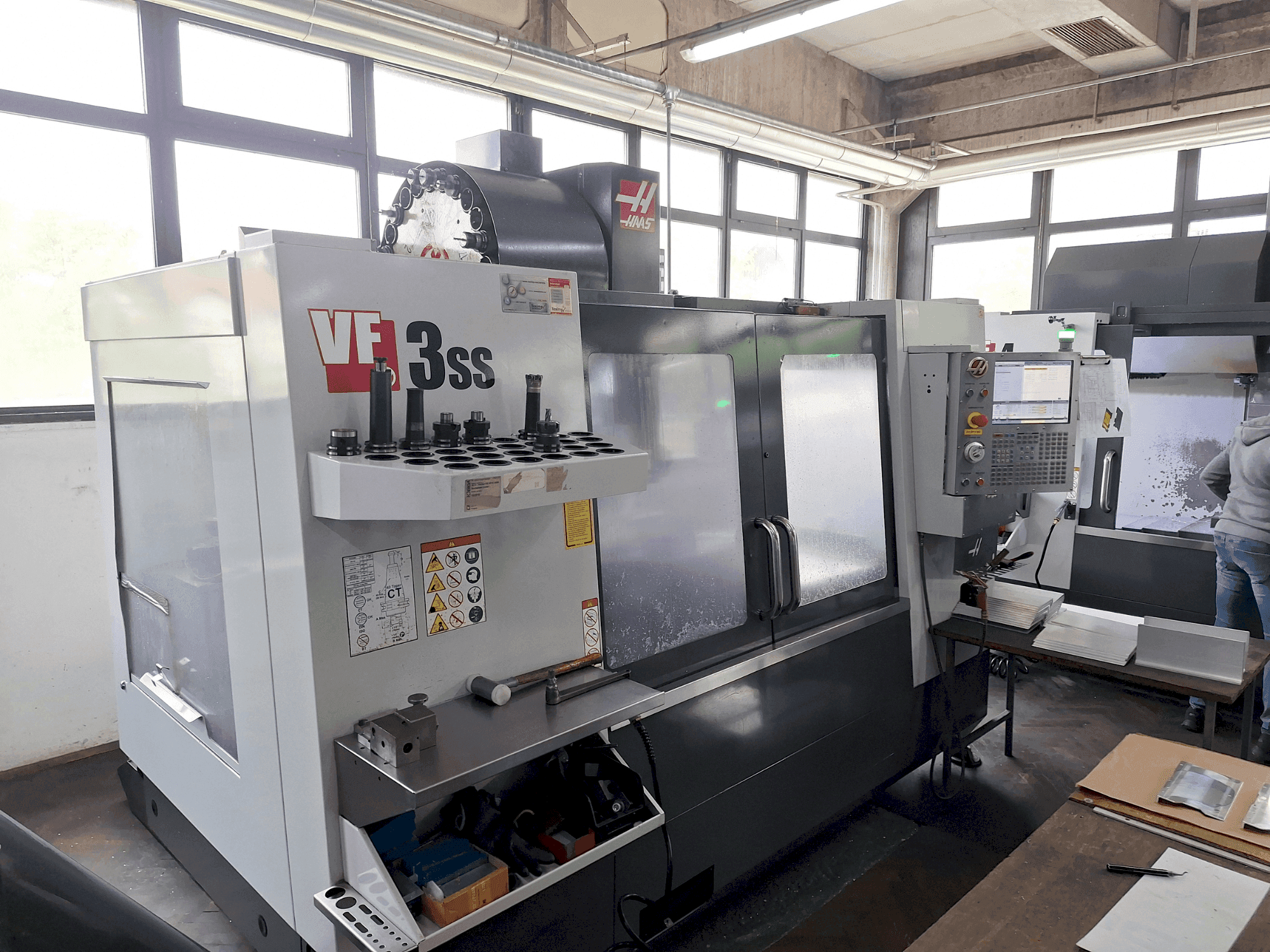 Vue de face de la machine HAAS VF3 SS