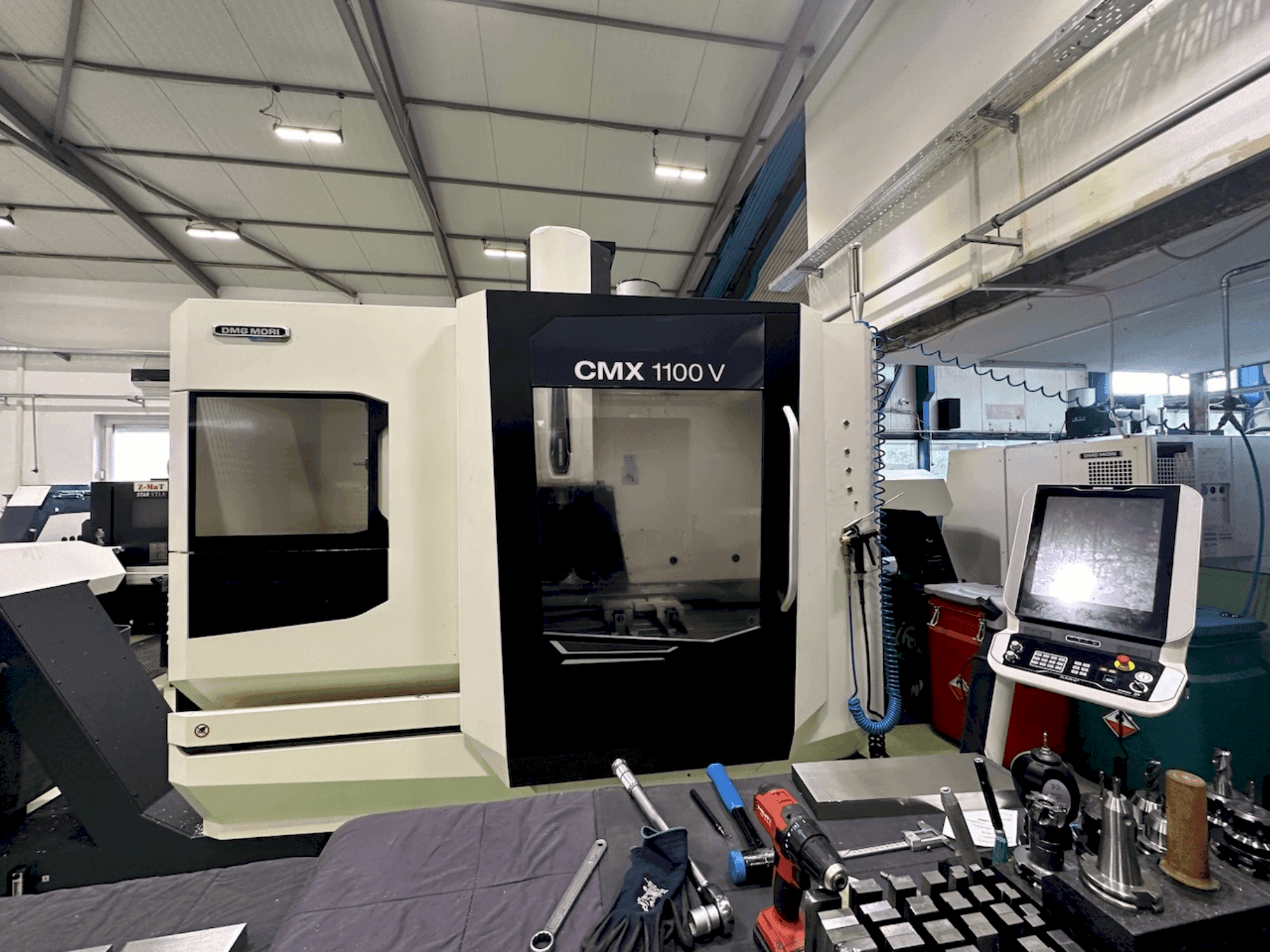 Vue de face de la machine DMG MORI CMX 1100 V