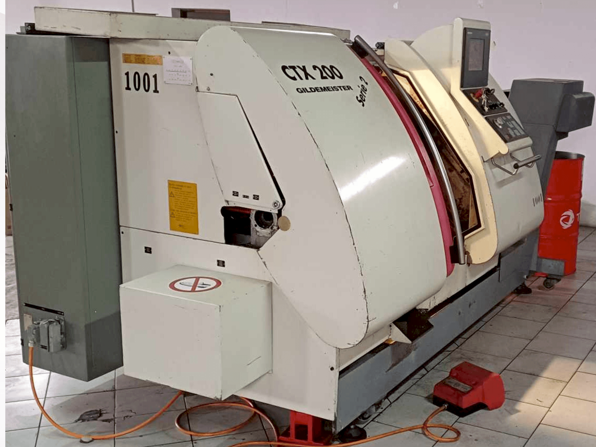 Vue de face de la machine Gildemeister CTX 200 S2