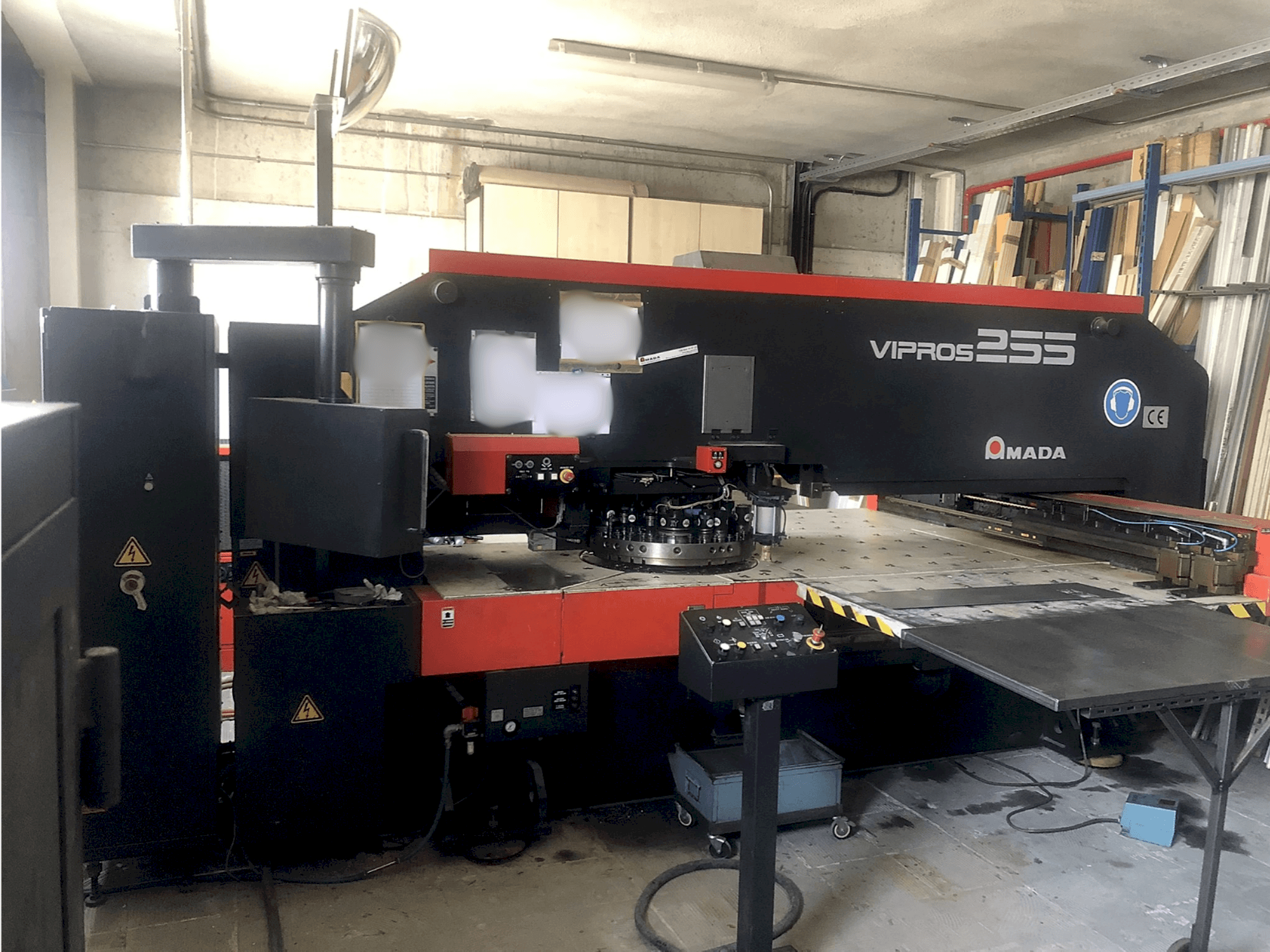 Vue de face de la machine AMADA Vipros 255