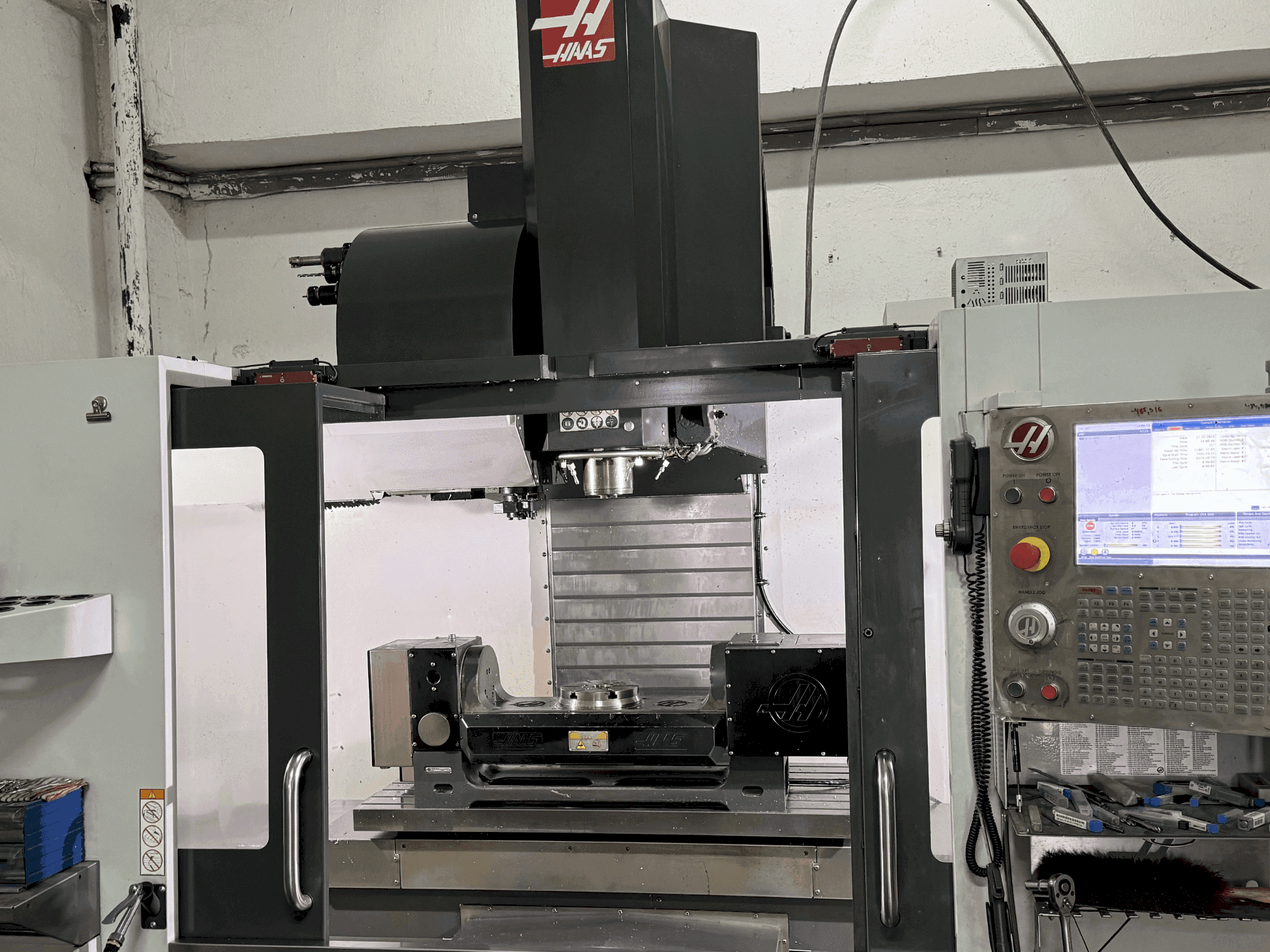 Vue de face de la machine HAAS VF-5/40TR