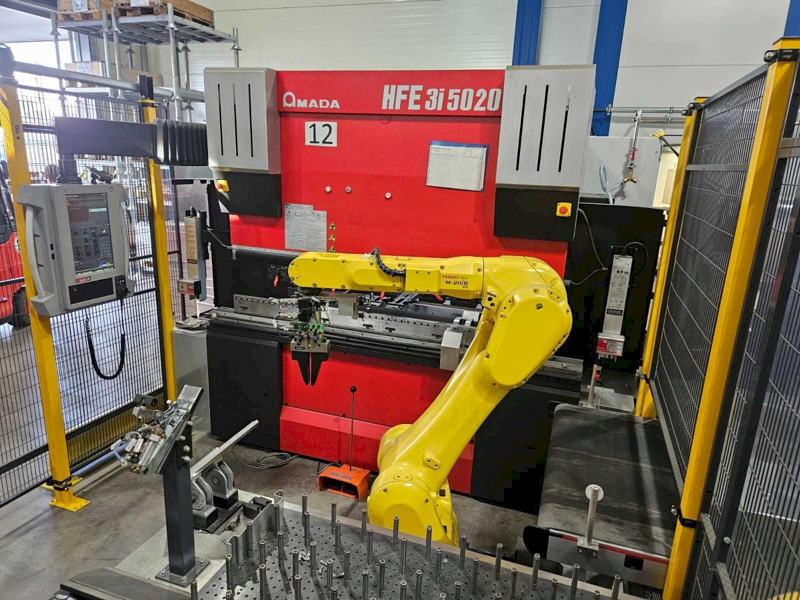 Vue de face de la machine AMADA HFE5020 3i + Robot