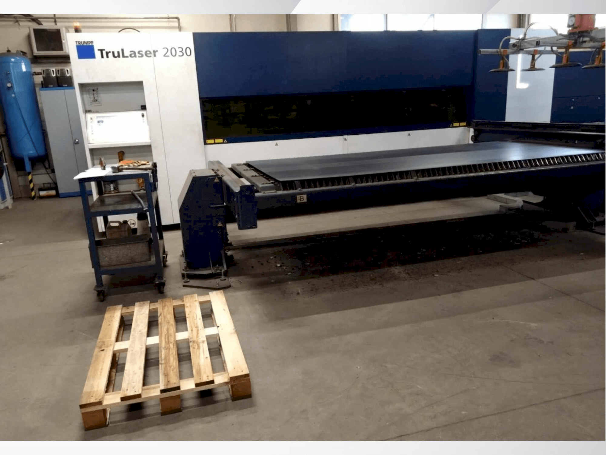 Vue de face de la machine TRUMPF TruLaser 2030 Fiber