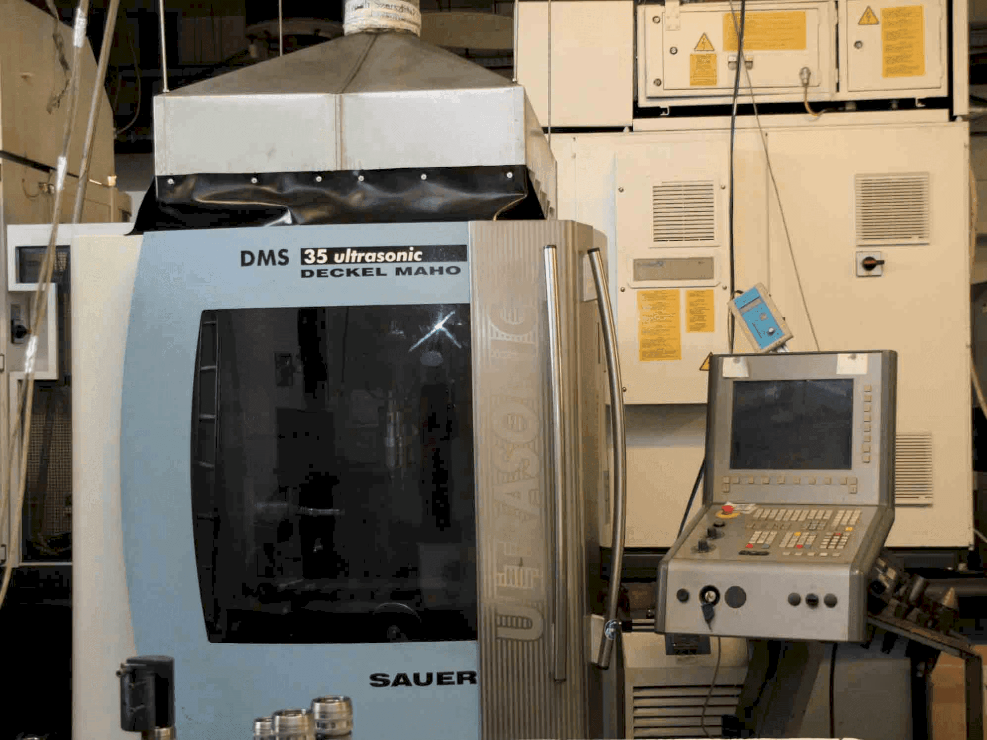 Vue de face de la machine DMG MORI DMS 35 Ultrasonic