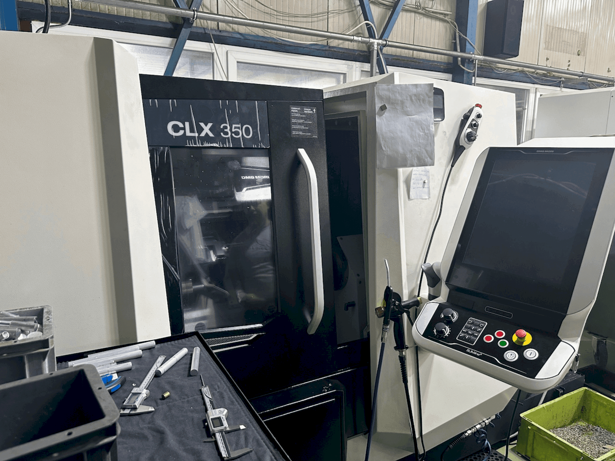 Vue de face de la machine DMG MORI CLX 350 V6