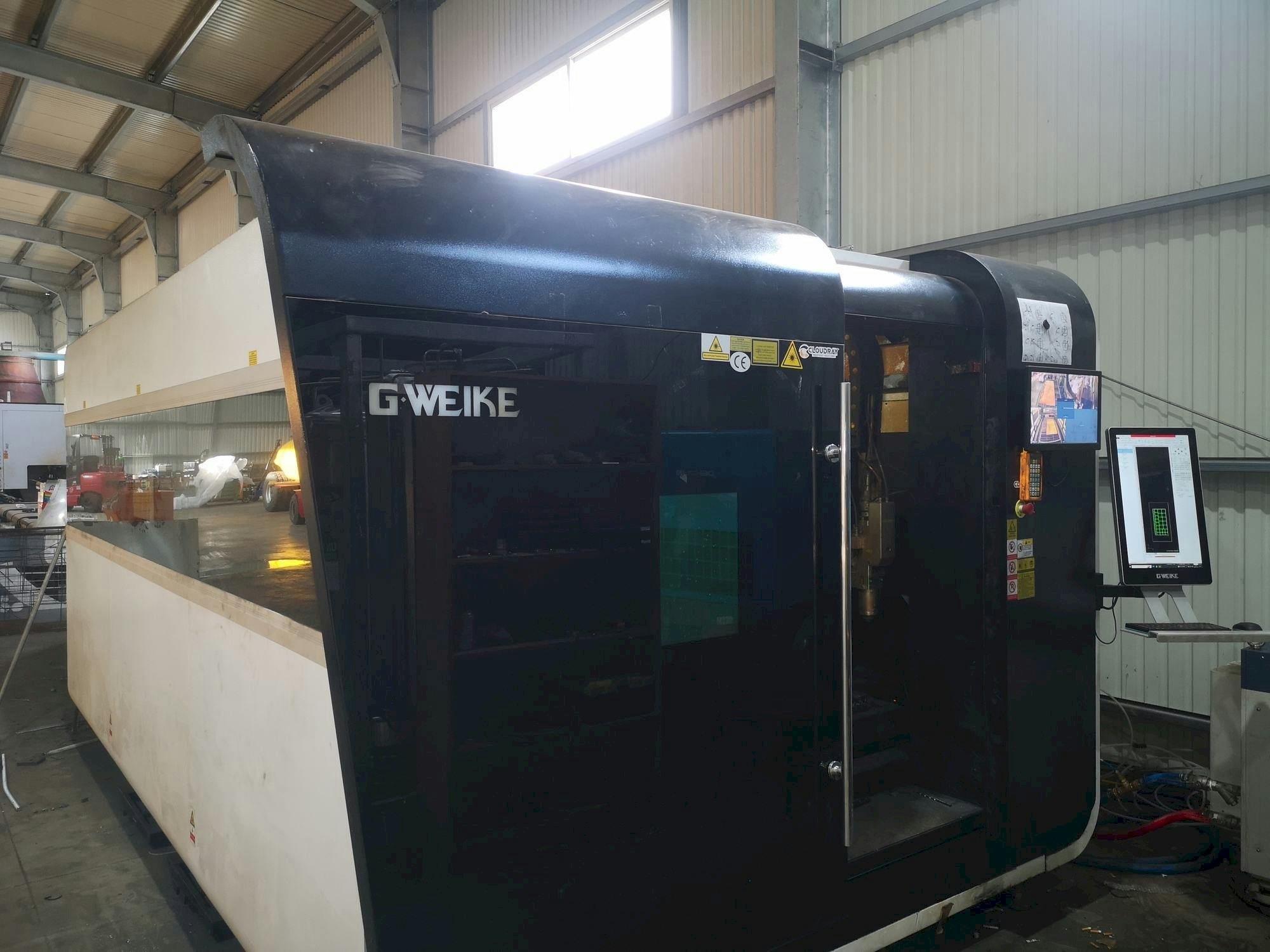 Vue de face de la machine GWEIKE LF 3015 GA CNC