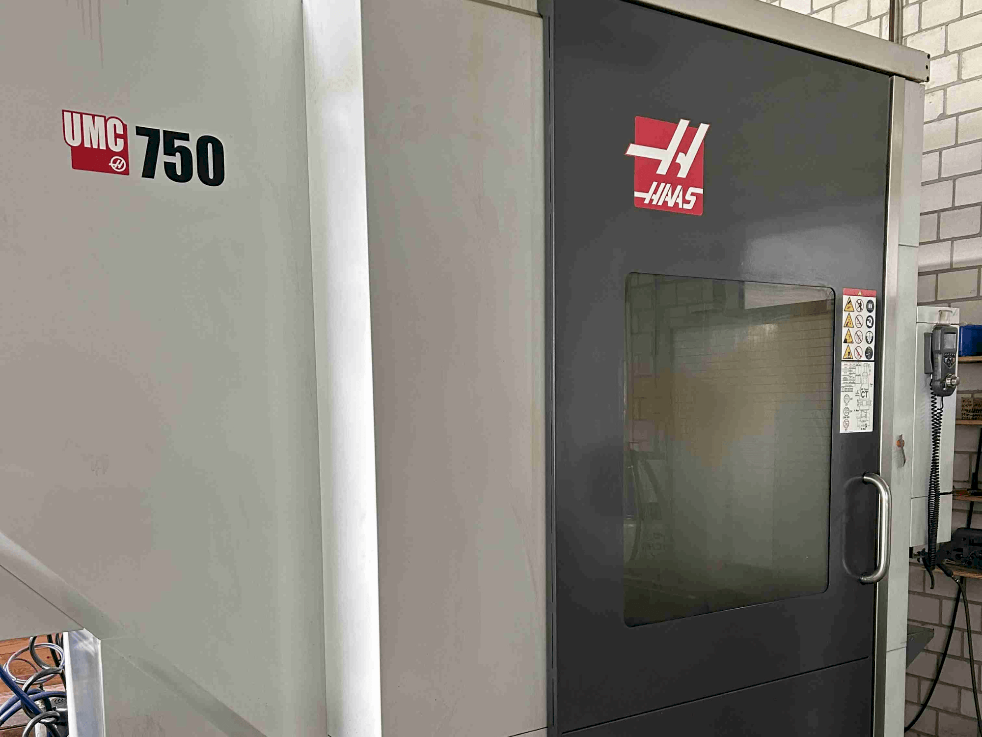 Vue de face de la machine HAAS UMC-750