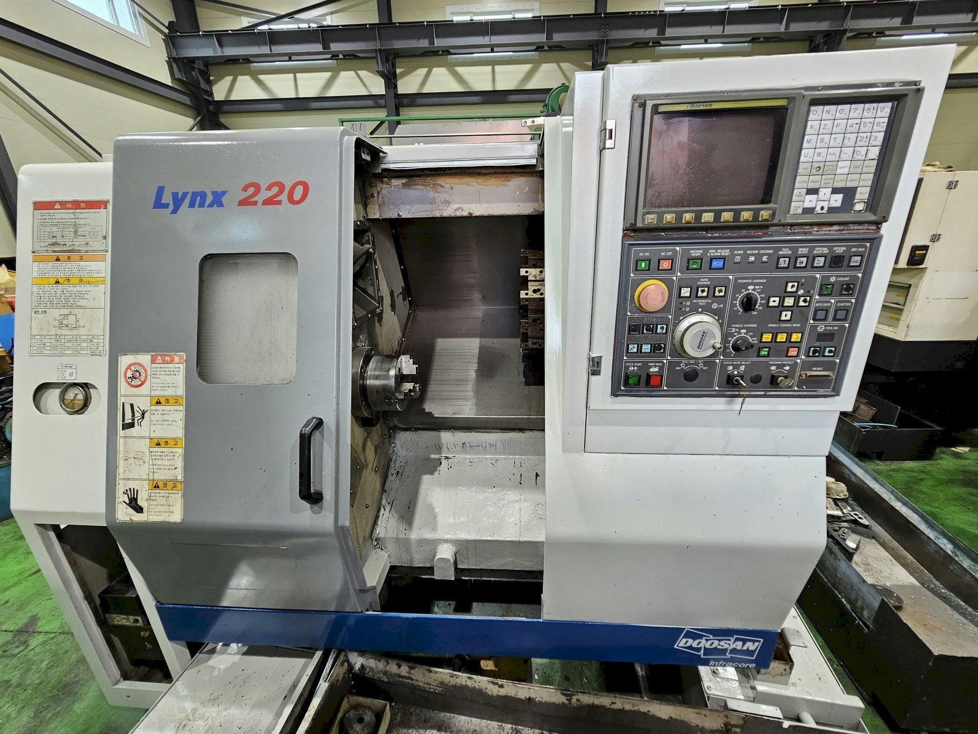 Vue de face de la machine Doosan Lynx 220A