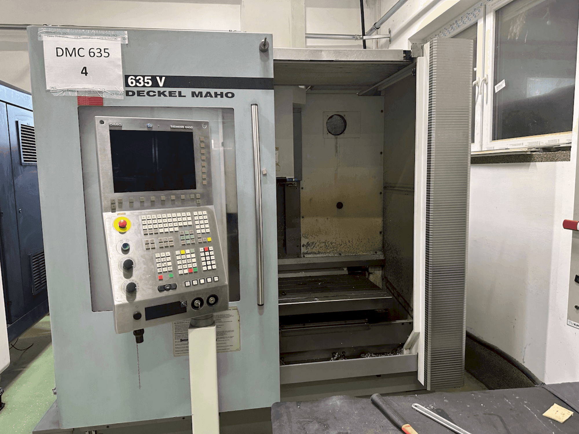 Vue de face de la machine DECKEL MAHO DMC 635 V