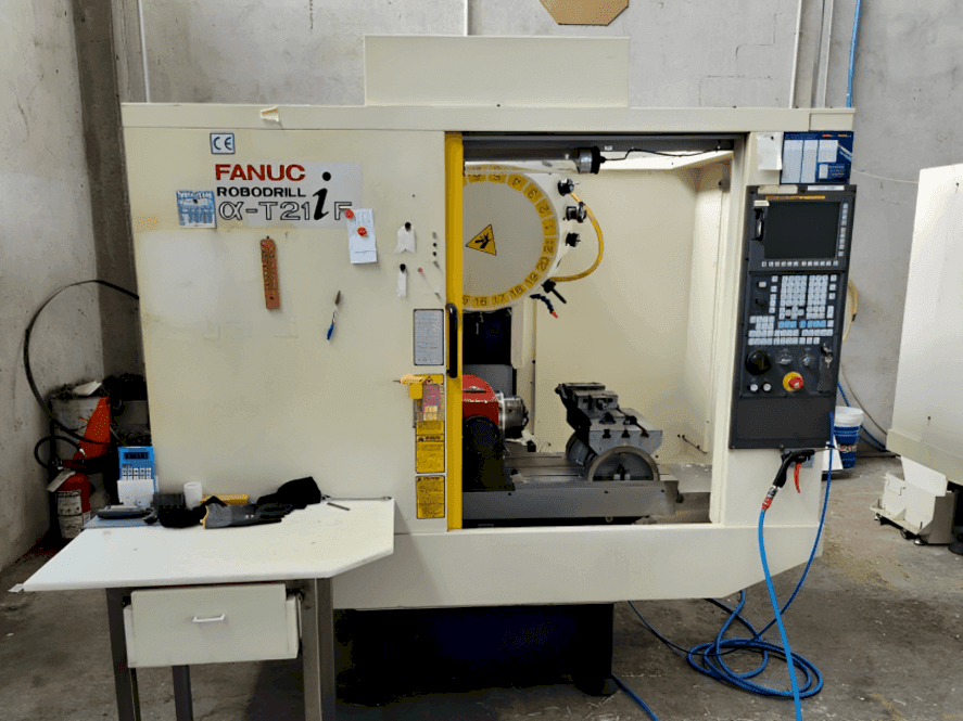 Vue de face de la machine FANUC Robodrill Alpha T21iF