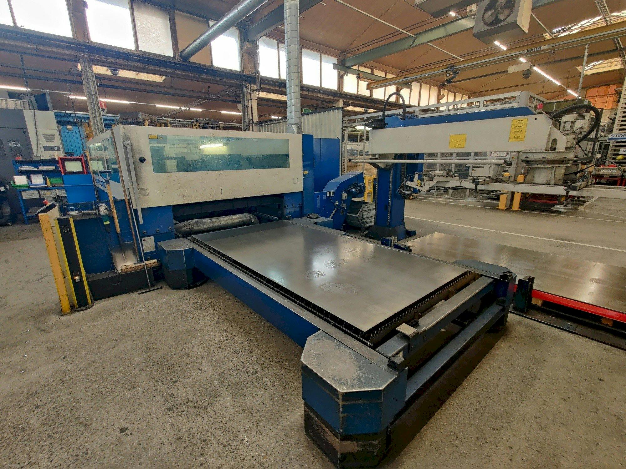 Vue de face de la machine Trumpf Trumatic L3050