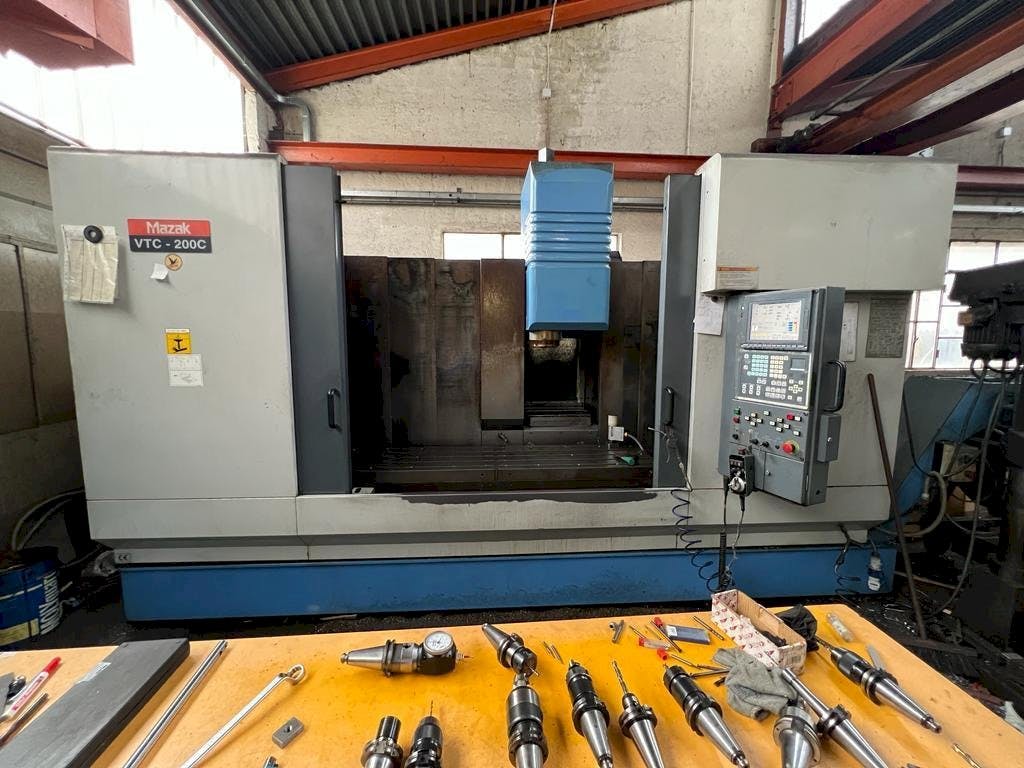 Vue de face de la machine Mazak VTC 200C