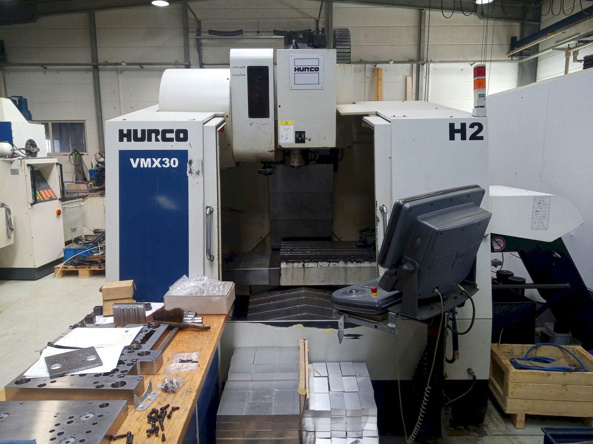 Vue de face de la machine Hurco VMX30