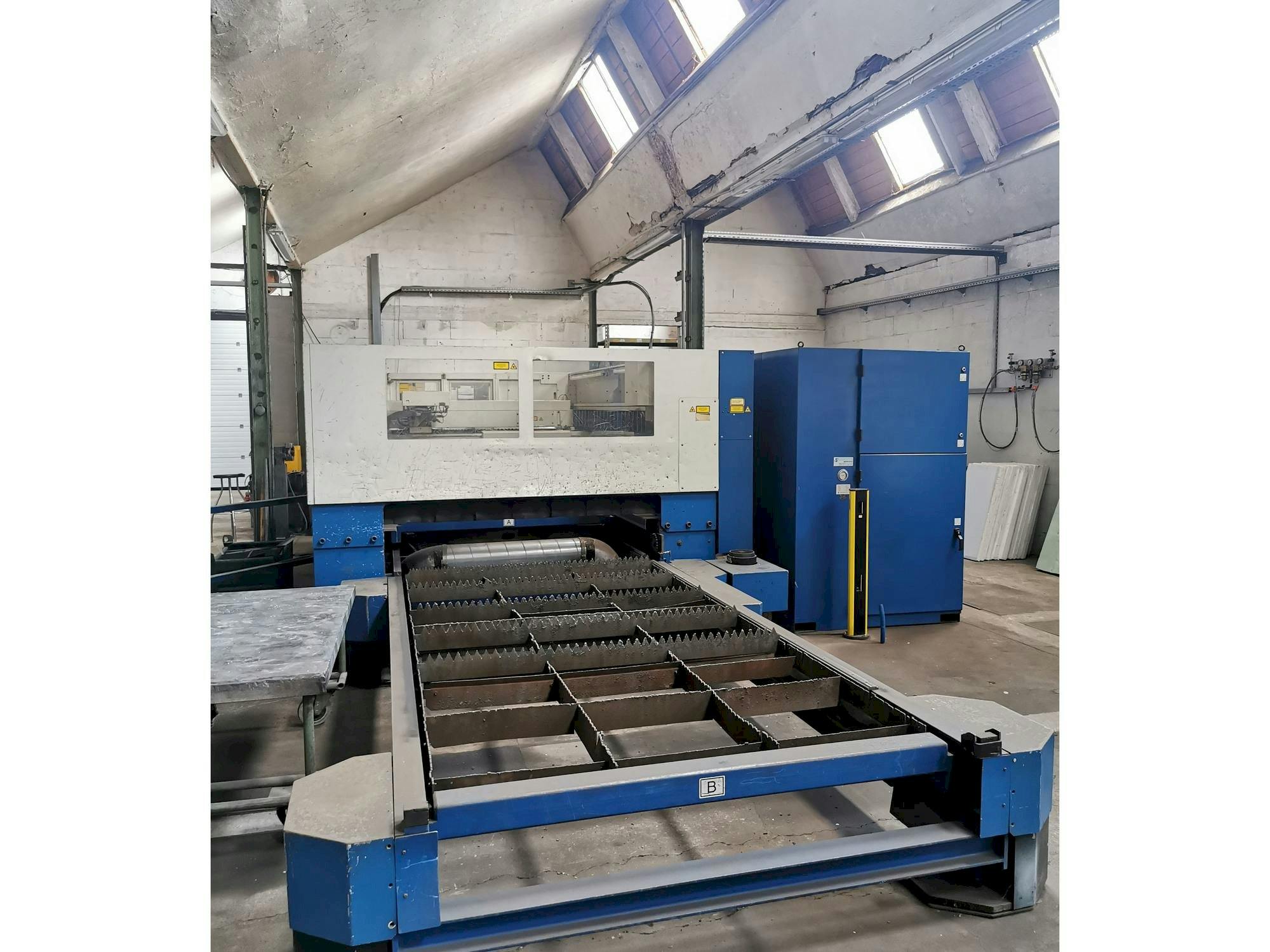 Vue de face de la machine Trumpf Trumatic L3030