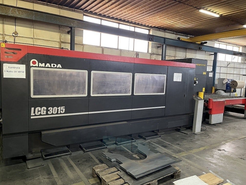 Vue de face de la machine AMADA LCG 3015