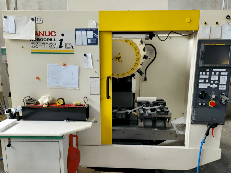 Vue de face de la machine FANUC Robodrill Alpha T21iD