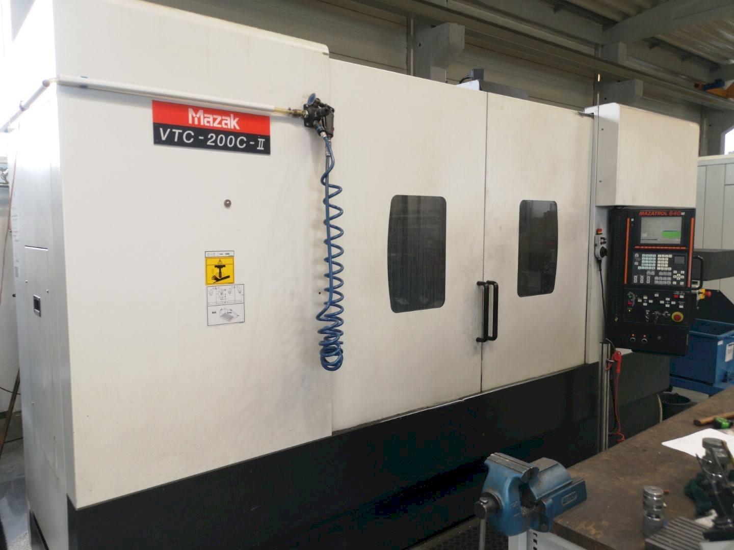 Vue de face de la machine Mazak VTC200C-II