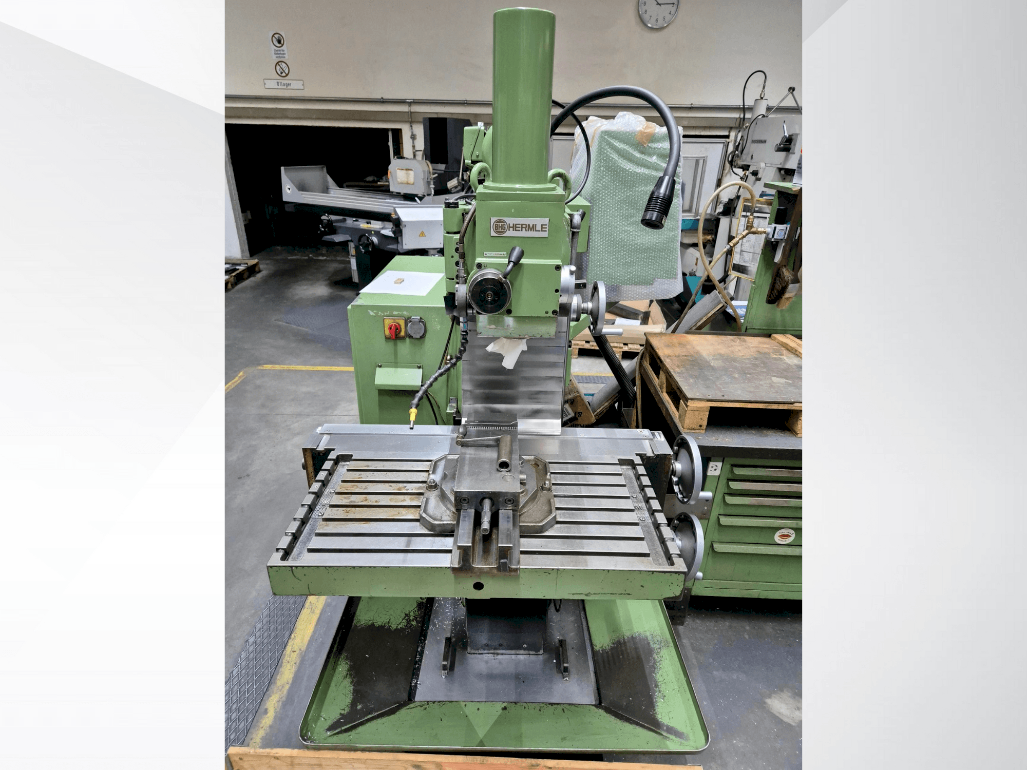 Vue de face de la machine HERMLE UWF 801