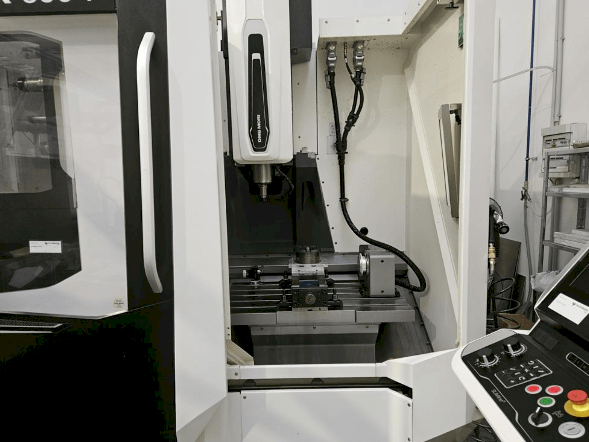 Vue de face de la machine DMG MORI CMX 600 V